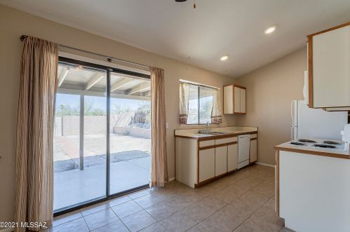 9961 Desert Aire Dr, Tucson AZ 85730-3803 exterior