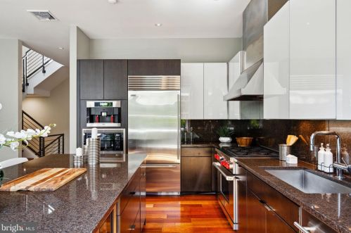 1433 Bainbridge St, Philadelphia PA 19146-2121 exterior