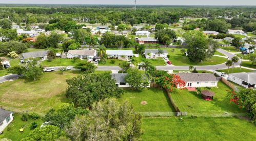 1925 Redwing Cir, Fort Pierce FL 34952-8834 exterior