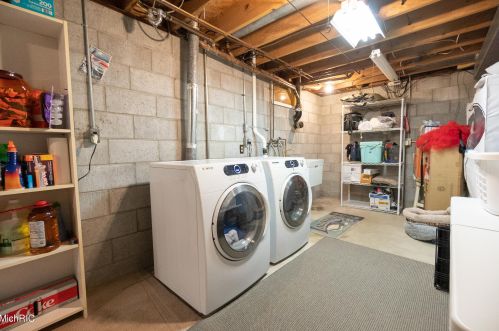 1154 Cadillac Dr, Meskegon MI 49445-1917 exterior