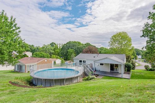 147 Cranbrooke Dr, Moon Twp PA  15108-9118 exterior