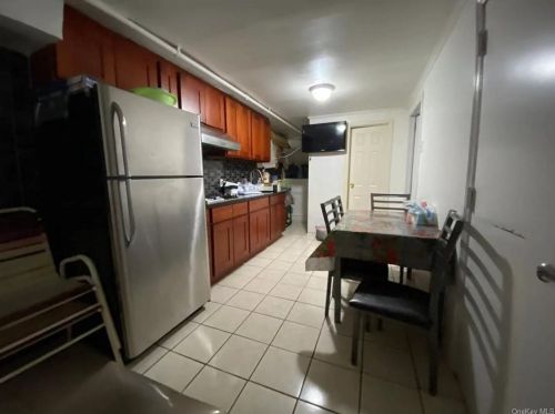 2780 Sampson Ave, Bronx NY 10465-2904 exterior