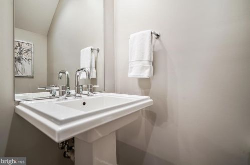 1125 Royal St, Alexandria VA 22314-4310 exterior