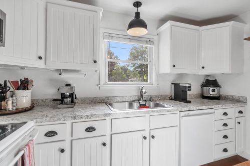 8125 Lk Wood Dr, Kalamazoo MI 49002-4338 exterior