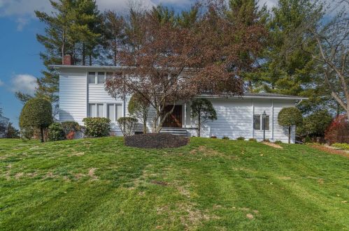 42 Thornwood Dr, Poughkeepsie, NY 12603-4632