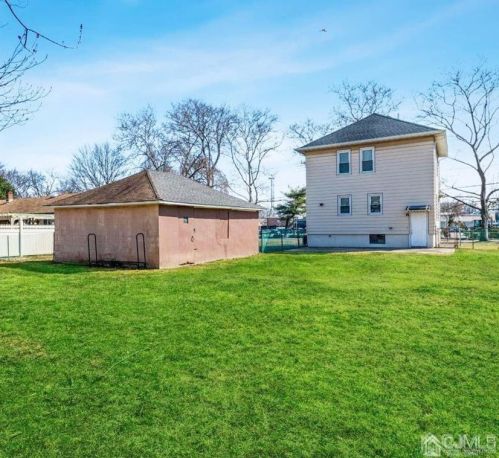 350 Old Post Rd, Edison NJ  08817-4644 exterior