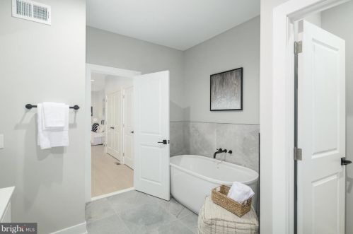 429 Lemonte St, Philadelphia PA 19128-4534 exterior