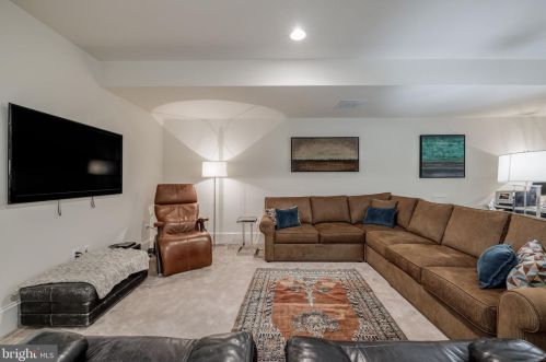 1456 Harvest Xing Dr, Mc Lean VA 22101-5651 exterior