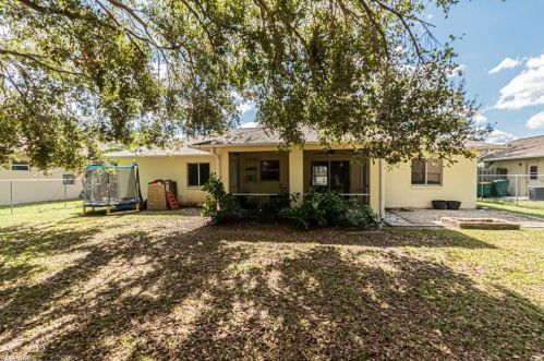 999 Grv Dr, Naples FL 34120-1424 exterior