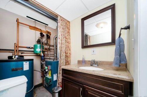 121 Grn Mdw Rd, Milford CT 06461-2258 exterior