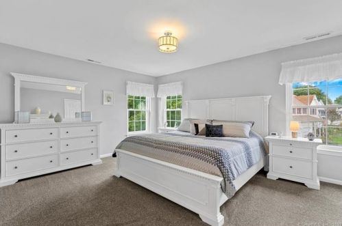 42 Juniper Dr, Milford CT 06461-9118 exterior