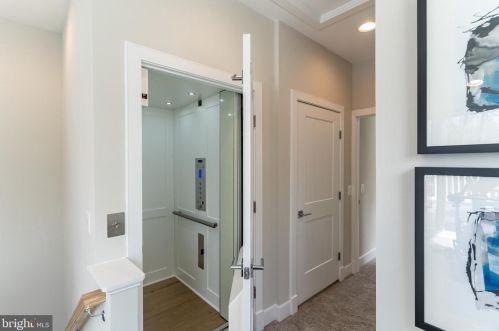 10272 Grosvenor Pl, Rockville MD 20852 exterior