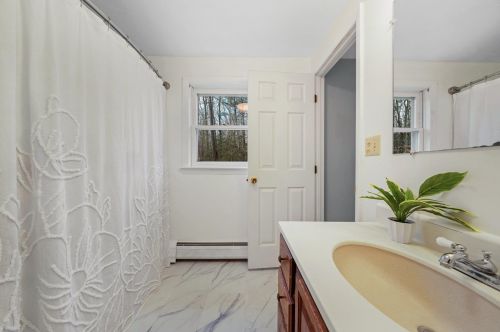 19 Laurel Dr, Concord NH  03304-4321 exterior