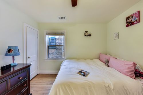 3823 Ravenswood Ave, Chicago IL 60660-2320 exterior