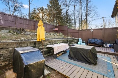 4 Grn Ave, Valley Cottage NY 10989-1807 exterior