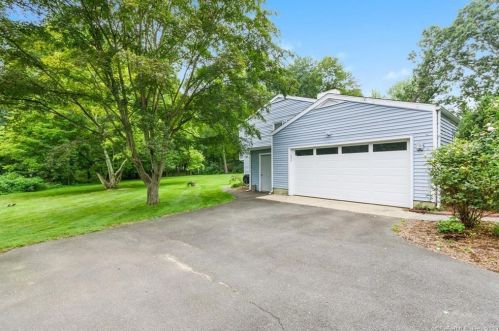 43 Heather Ln, Wilton CT 06897-4129 exterior