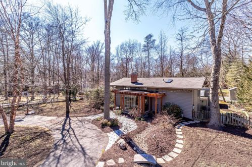 7804 Ridgecrest Dr, Alexandria VA 22308-1053 exterior