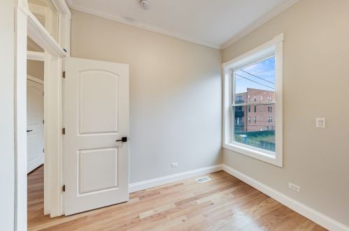 4912 Washington Park Ct, Chicago IL 60615-2304 exterior