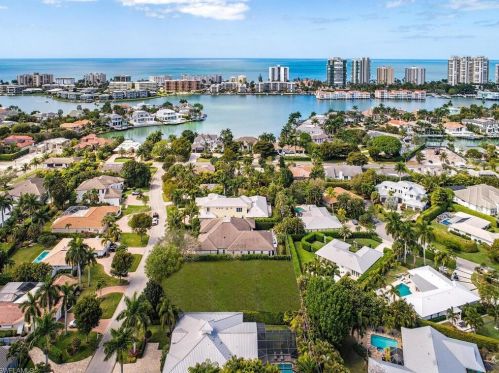 619 Binnacle Dr, Naples FL 34103-2724 exterior