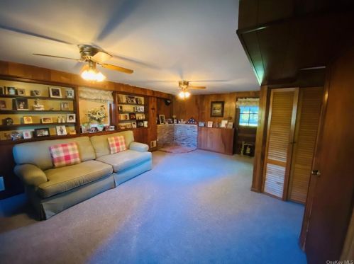 38 Pamela Ln, Valhalla NY 10595-1424 exterior