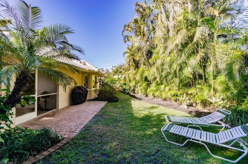 4870 Europa Dr, Naples FL 34105-5602 exterior