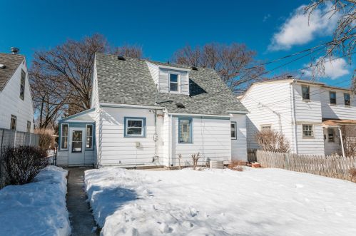 5742 40, Milwaukee WI 53221-3910 exterior