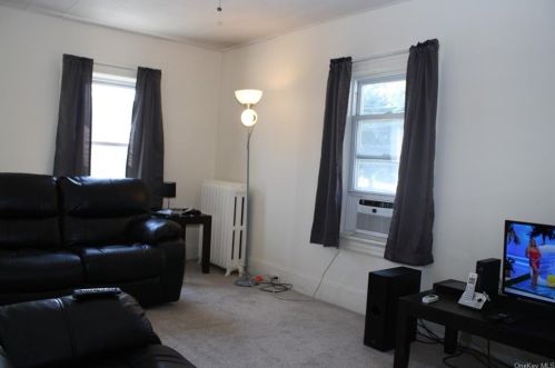 526 Simpson Pl, Peekskill NY 10566-4522 exterior