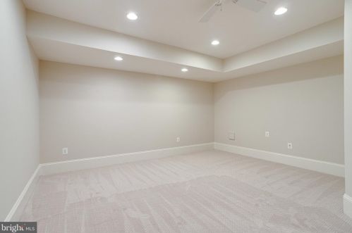 1402 Harvest Xing Dr, Mc Lean VA 22101-5650 exterior