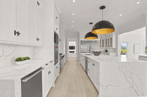 32 Meadowcroft Ln, Greenwich CT 06830-3823 exterior