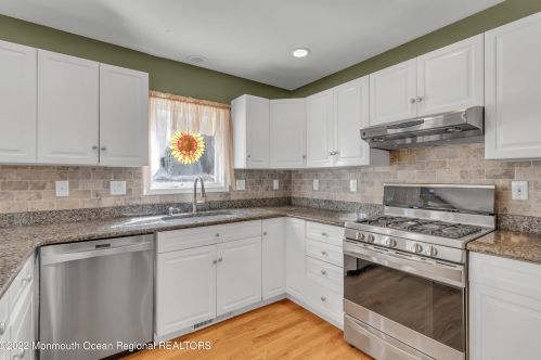 5 Dickens Ct, Jackson Twp NJ  08527-2844 exterior