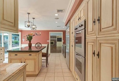 36 Saddle River Rd, Upper Saddle River NJ  07458-3205 exterior