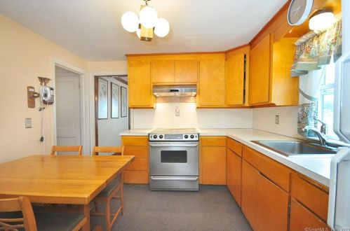 132 Walker St, Manchester CT 06040-4329 exterior