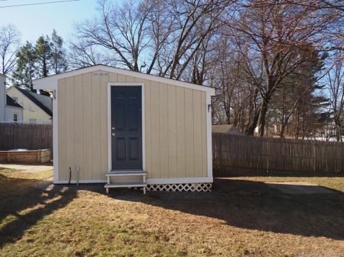 94 Hawthorne St, Manchester CT 06042-3021 exterior