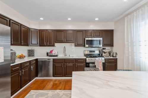 2422 76th Ct, Chicago, IL 60707-2590