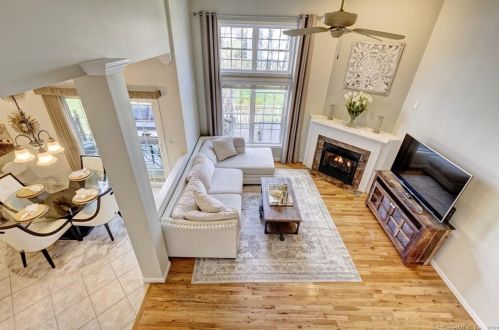 31 Acorn Dr, Windsor Locks CT 06096-1224 exterior