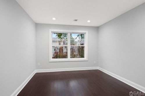 42 Wayne St, Edison NJ  08817-5322 exterior