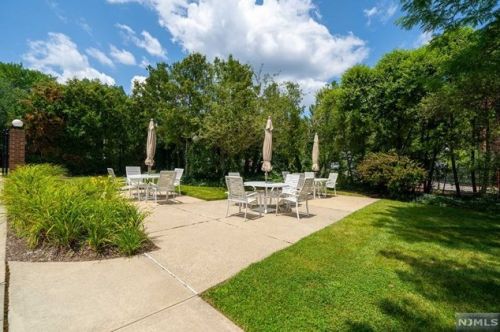 9 Lawrence Ct, Teaneck NJ 07666-6489 exterior