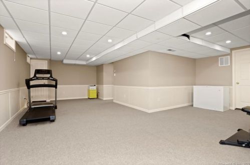 2 Cannon Brk Ln, Norwalk CT 06851-3835 exterior