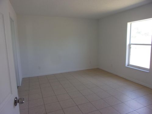 1407 Grapeland Ave, Fort Pierce FL 34952-4951 exterior