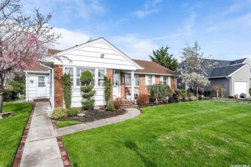 44 Laurel Hill Dr, Valley Stream, NY 11581-2522