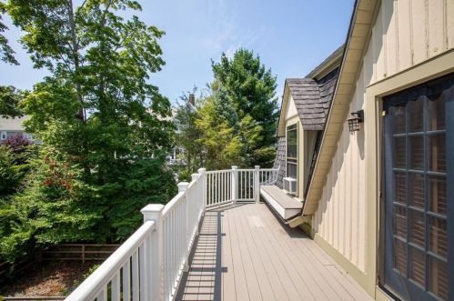 29 Champlin St, Middletown RI 02840-2879 exterior