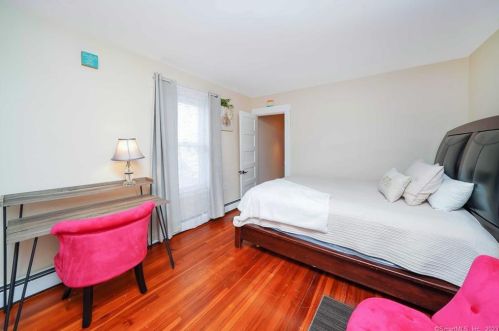 46 Glenwood St, Manchester CT  06040-6142 exterior