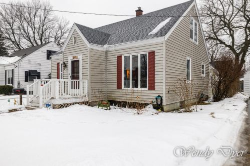 1042 Northlawn St, Grand Rapids MI 49505-3717 exterior