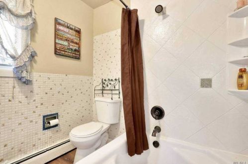 42 Cross Bow Ln, Commack NY 11725-1204 exterior