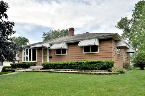 591 Crockett Ave, Elmhurst, IL 60126-1810