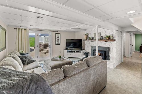 7504 Picnic Wood Rd, Middletown MD 21769-8223 exterior