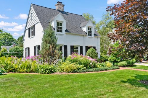 5943 Santa Monica Blvd, Milwaukee, WI 53217-4619