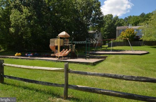 7443 Duddington Dr, Alexandria VA 22315-3849 exterior