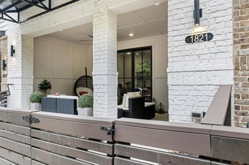 1821 La Dawn Ln, Atlanta GA  30318-2016 exterior