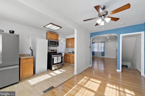 1024 Knorr St, Philadelphia PA 19111-4932 exterior